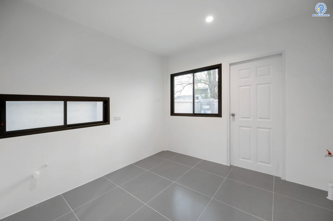 บ้านมือสองตกแต่งใหม่ โครงการ กฤษดานคร20 ปิ่นเกล้า-ติดถนนบรมราชชนนี เนื้อที่ 86 ตร.ว. บ้านเดี่ยวหลังใหญ่ พร้อมฟังก์ชัน 3 ห้องนอน 3 ห้องน้ำ 1 ห้องห้องอเนกประสงค์ จอดรถได้ 2 คัน บนทำเลเชื่อมต่อเมืองอย่างรวดเร็ว ใกล้ทางคู่ขนานลอยฟ้าบรมราชชนนี ทางด่วน "กาญจนาภิเษก" ม.มหิดล และเซ็นทรัลปิ่นเกล้า